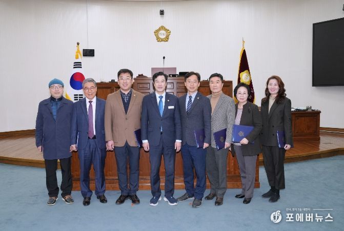 3월 19일 제328회 임시회 제1차 본회의에서 강성삼 하남시의회 의장과 ‘2023회계연도 결산검사위원’으로 선임된 7명이 위촉장을 받고 기념촬영을 하고 있다. (사진_하남시의회 제공)