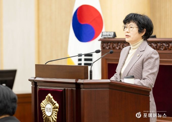 안산시의회가 21일 박은경 의원이 대표 발의한 ‘경계선 지능인 지원에 관한 법률 통과 촉구 건의안’을 의결 처리했다. 사진은 이날 본회의장에서 박은경 의원이 건의안에 대해 제안 설명을 하고 있는 모습.