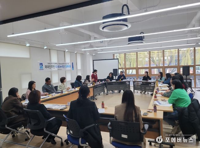 수원시 외국인 주민 시정홍보단 ‘다(多)누리꾼’이 회의를 열고 있다