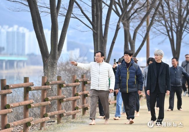 ‘제2회 하남시민 맨발걷기 대회’가 오는 6일 오후 2시 하남시맨발걷기협회 주최로 미사 한강 모랫길에서 진행된다. 사진은 지난 2월 이현재 하남시장이 보이그룹 아이콘(iKON) 멤버 송윤형씨와 함께 미사 한강 모랫길을 걸으며 점검하는 모습
