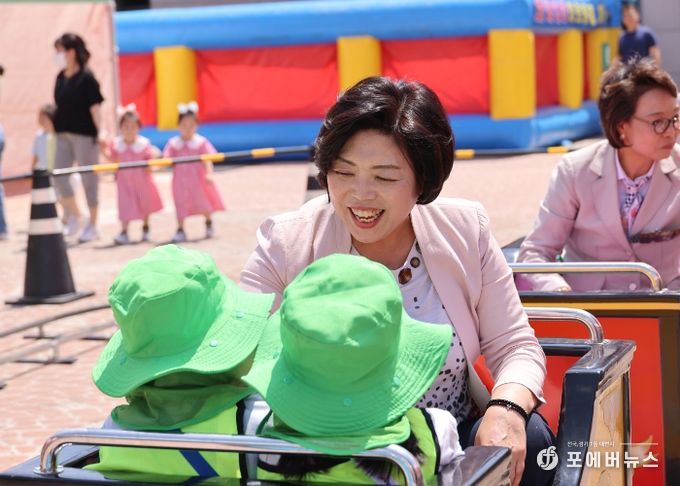 신계용 과천시장이 2023년 5월 열린 과천시 어린이 안전축제에서 어린이들과 웃으며 대화하고 있는 모습