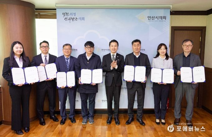 12일 의장실에서 열린 ‘2023 회계연도 결산검사위원 위촉식’ 중 한 장면. 사진 왼쪽부터 설나현 위원, 심현식 위원, 이장원 위원, 박경득 위원, 송바우나 의장, 유재수 대표위원, 배은주 위원, 윤성호 위원의 모습.