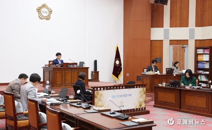 군포시의회 산업건설위원회가 제273회 임시회에서 조례 및 기타안건 심의를 진행하고 있다.