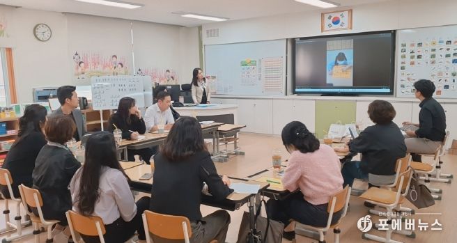 기초학력전담교사들이 함께 배우고 성장하는 사례 나눔의 날에 참여해 개별화 수업 영상을 함께 시청하고 있다.