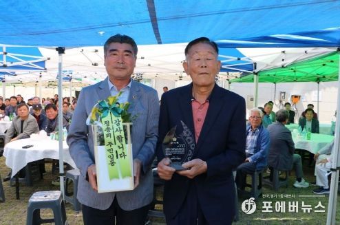 최명수 도의원이 4월 25일 반남면 청송리 주민들로부터 감사패를 받고 기념 촬영을 하고 있다.