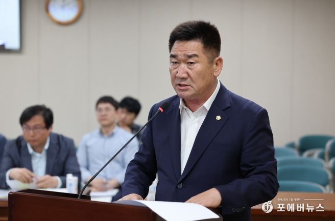 김성일 도의원이 5월 13일 보건복지환경위원회 회의실에서 조례안에 대한 제안설명을 하고 있다.