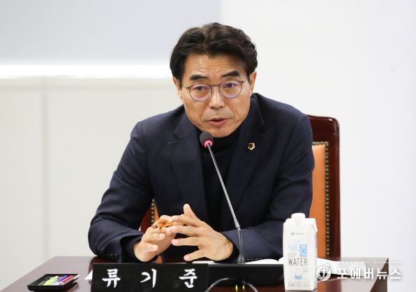 류기준 의원이 경제관광문화위원회 회의에서 질의를 하고 있다.