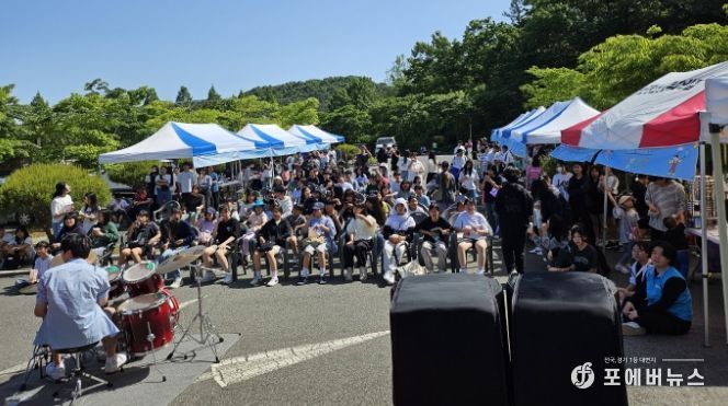 보성군 청소년이 만드는 문화 축제 ‘유스(Youth)포리아’ 성황_5월18일 청소년 밴드 동아리 공연에 참여하고 있는 청소년 문화 축제