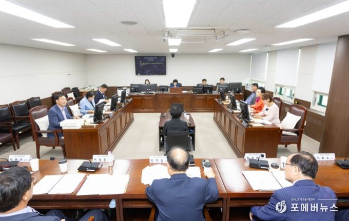 안산시의회‘안산시 출자·출연기관 인사실태에 관한 행정사무조사 특별위원회’가 지난 31일 의회 제2상임위원회 회의실에서 제3차 회의를 개최했다. 사진은 이날 회의 중 한 장면.