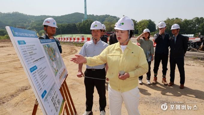 2023년 5월 신계용 과천시장이 국도47호선 우회도로 건설현장을 찾아 공사 진행상황을 직접 점검하고 있다.