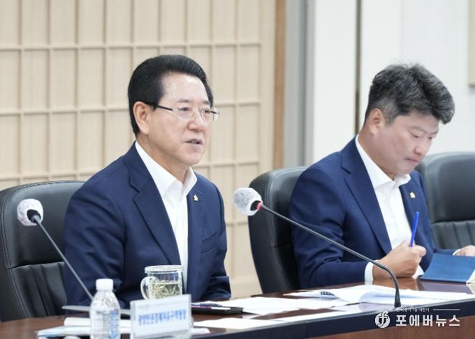김영록 전라남도지사가 11일 오전 도청 서재필실에서 실국장 정책회의를 주재하고 있다.