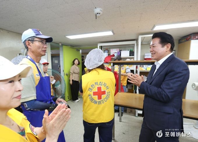 최대호 안양시장, 대한적십자사 ‘사랑의 여름김치 나눔행사’ 격려