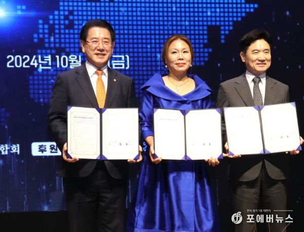 김영록 전라남도지사가 4일 오후 신안 라마다 호텔에서 개최된 “2024 세계호남인의 날 기념대회”에 참석해 김대중 전라남도 교육감(전남미래교육재단 이사장), 이기자 세계호남향우회총연합회장과 호남 미래인재 육성을 위한 업무협약을 체결하고 있다.
