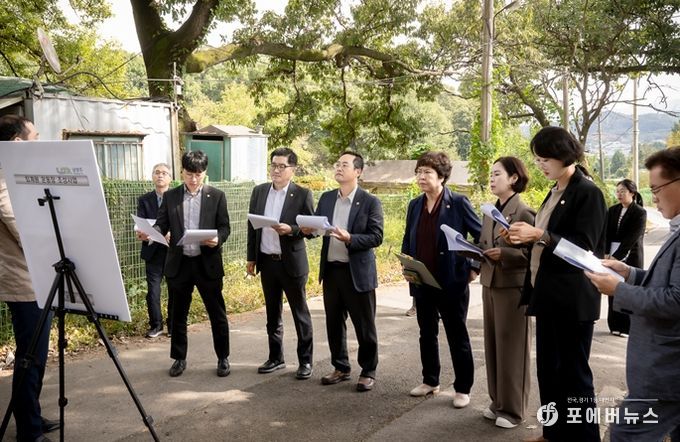 2024.10.08. 남양주시의회 자치행정위원회 위원들이 공유재산관리계획안의 효율적인 심사를 위해 퇴계원의 심의대상지를 현장점검하고 있다.