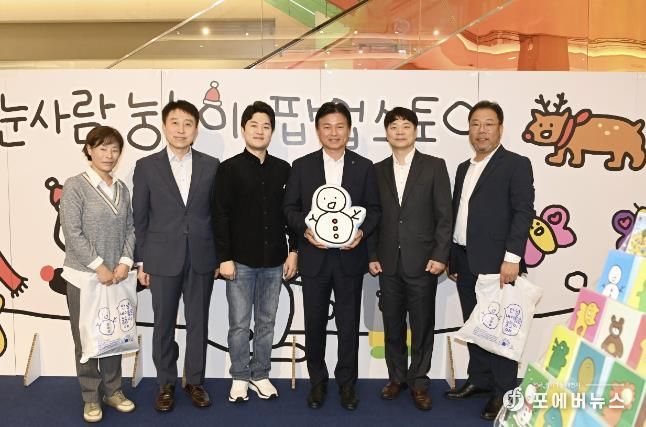 현대백화점 중동점 팝업스토어를 방문한 조용익 부천시장과 시민들이 ㈜눙눙이 대표(조창원)와 기념촬영을 하고 있다.