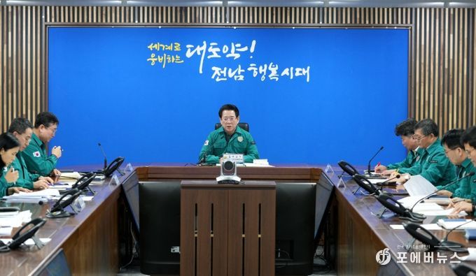 김영록 전라남도지사가 29일 도청 재난종합상황실에서 제주항공 여객기 추락사고 대책회의를 주재하고 있다.