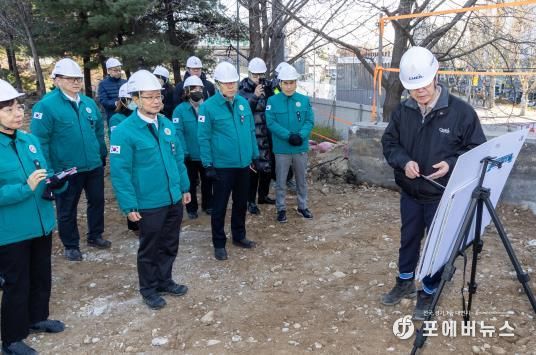 영등포역 역사 옥상에서 ‘경부선 철도 지하화’ 사업을 설명하고 있는 최호권 영등포구청장