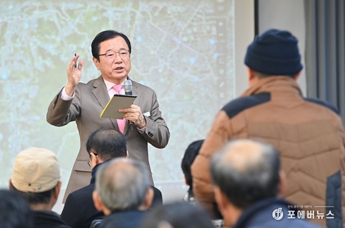 이현재 하남시장이 9일 오전 초이동 행정복지센터에서 열린 초이동 주민과의 대화에서 시민의 제안을 듣고 답변하고 있다.