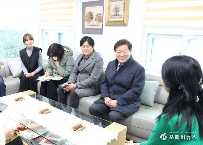 박승원 광명시장이 13일 ‘제49회 생생소통현장’의 일환으로 한부모가족시설 '아우름'을 방문해 관계자들의 의견을 청취하고 있다.