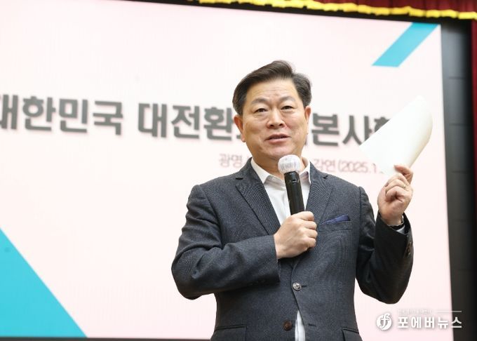박승원 광명시장이 23일 광명시청 대회의실에서 열린 이목포럼에 참석해 발언하고 있다.