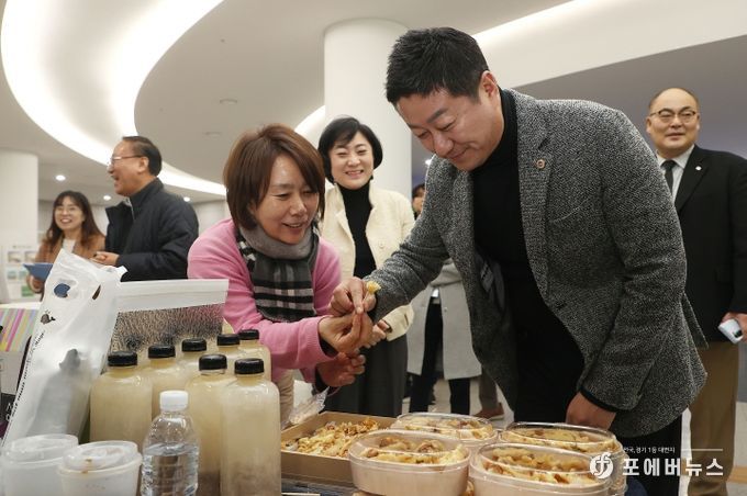 경기도의회 김진경 의장, 설 맞이 노인일자리 생산품 판매행사장 방문