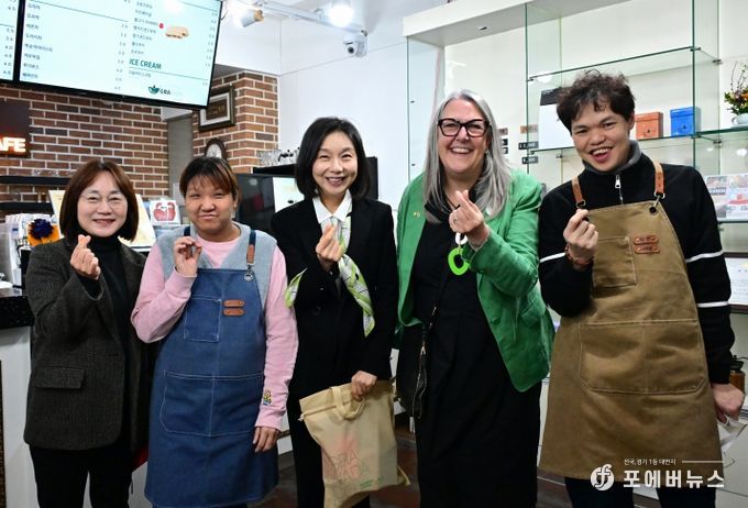 바리스타 교육 받은 발달장애인들과 단체사진 촬영 중인 최호정 의장