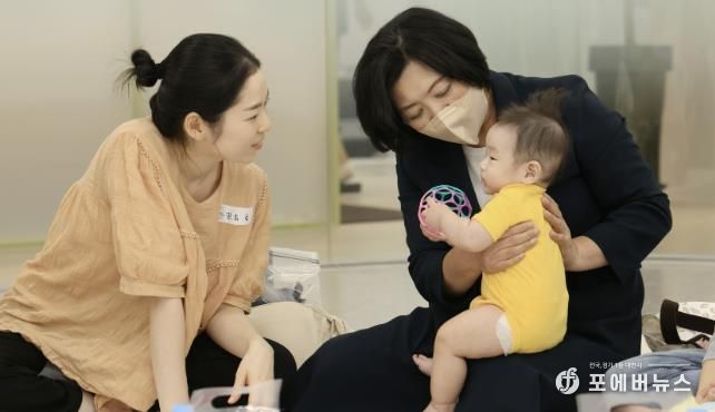 지난해 열린 과천 아기 오감발달교실 모습(오른쪽 신계용 과천시장)