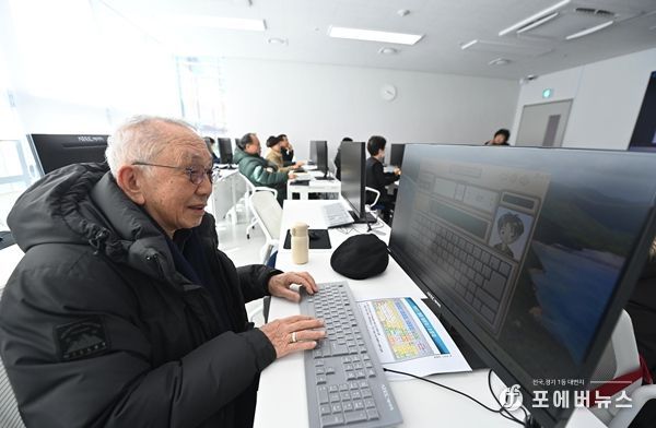 미사노인복지관에서 진행하는 컴퓨터 초급반을 수강한 어르신이 컴퓨터 타자연습을 하고 있다.