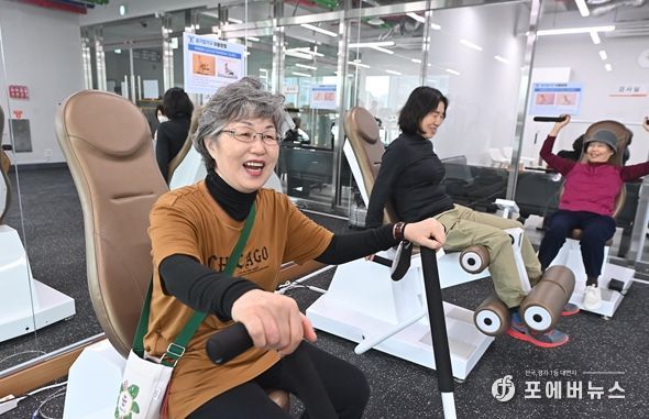 미사노인복지관 헬스장에서 어르신들이 공기압 기구를 이용하며 즐겁게 운동하고 있다.