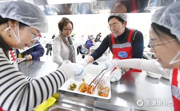 미사노인복지관 경로식당을 이용하는 어르신들이 정성스럽게 준비된 반찬을 받고 있다.