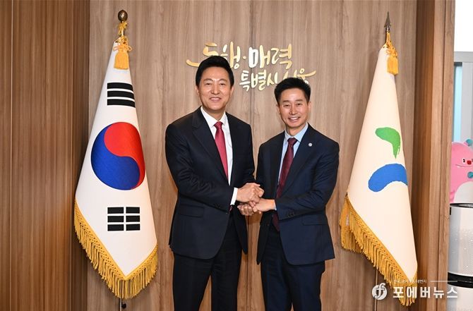 오세훈 서울시장이 25일 서울시청을 찾은 서정일 미주한인회 총연합회 총회장과 면담 후 기념사진을 촬영하고 있다.