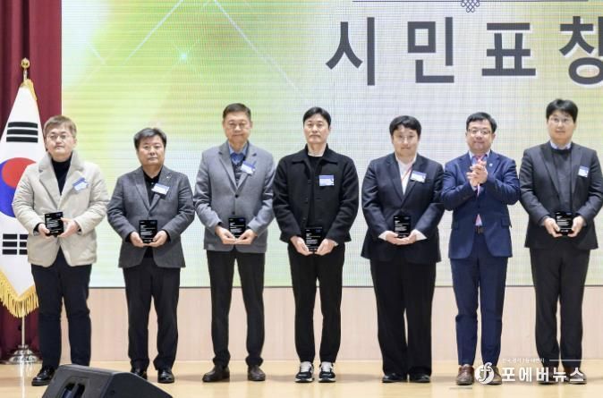 김현수 수원시 제1부시장(오른쪽 2번째)과 성실납세자 인증패를 받은 법인 관계자들이 함께하고 있다.