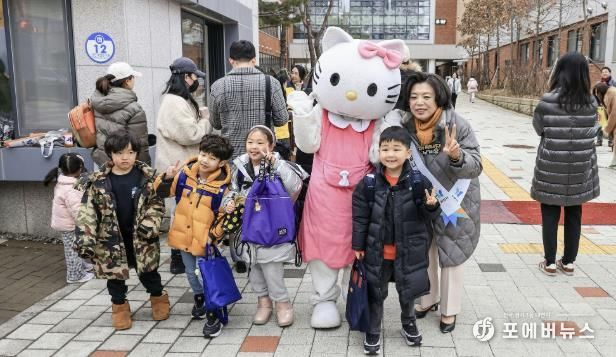 신계용 과천시장이 아이들과 기념사진을 찍고 있다