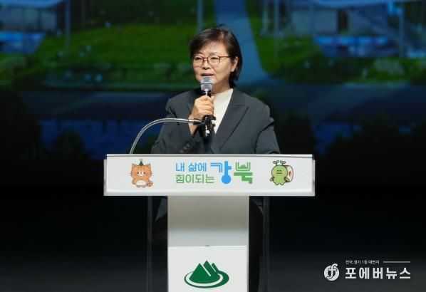 이순희 강북구청장이 강북구 신청사 주민설명회에서 인사말을 전하고 있다.
