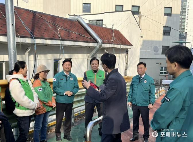 조용익 시장이 지역 주민들과 급경사지에서 안전점검에 대한 설명을 듣고 있다.