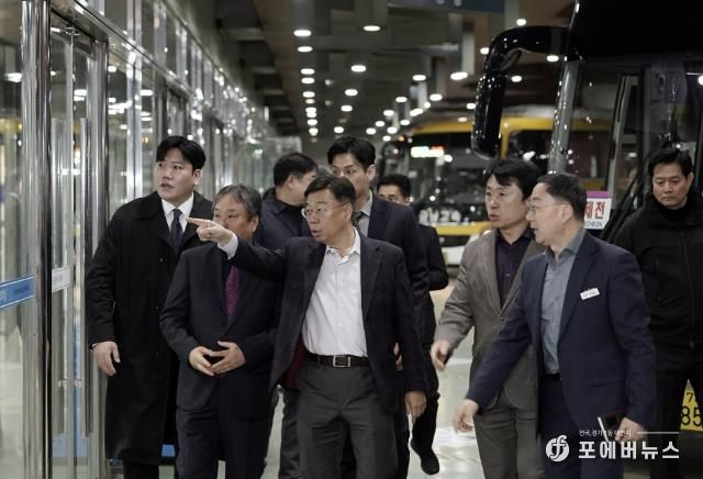 신상진 성남시장은 12일 정상운영재개한 성남종합버스터미널을 현장점검하고 있다