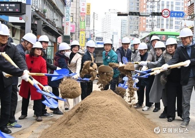 12일 열린 신장전통시장 일원 전선 지중화 사업 착공식 행사에서 참석자들이 시삽식을 진행하고 있다.
