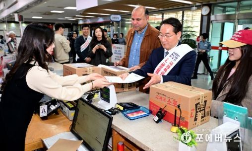 유정복 인천광역시장이 24일 남인천우체국에서 인천거주 외국인들과 제1호 아이(i) 글로벌 택배를 발송하고 있다.