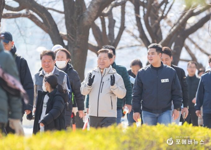 박승원 광명시장이 30일 안양천에서 열린 '2025년 시민과 동행하는 건강 걷기대회'에 참석해 시민들과 함께 걷고 있다.