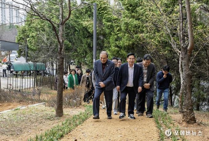 부엉이근린공원 맨발 황톳길을 점검하기 위해 박강수 마포구청장이 현장을 찾았다.