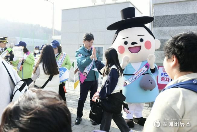 이민근 안산시장, 로보캅순찰대와‘안전 등굣길’캠페인 펼쳐