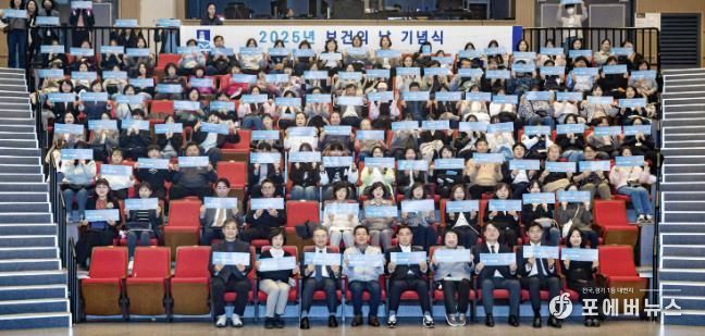 이재준 시장(앞줄 왼쪽 4번째부터), 이재식 수원시의회 의장 등 참석자들이 기념촬영을 하고 있다.