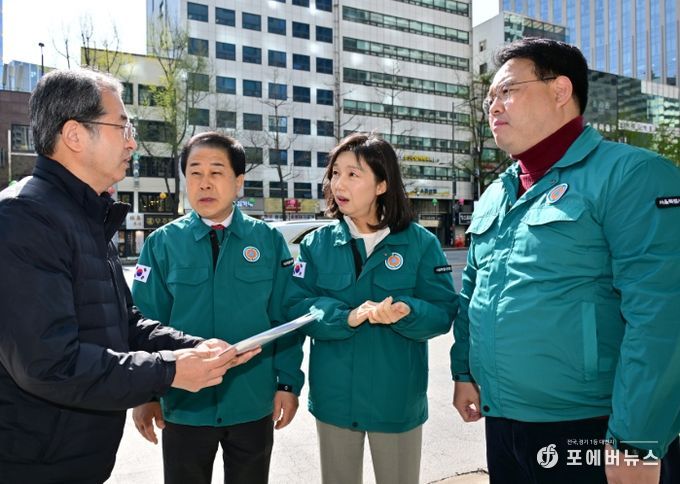 시청역 8번 출구 땅꺼짐 신고 현장 점검중인 최호정 의장