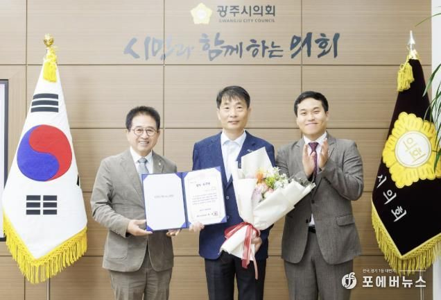 (왼쪽부터) 허경행 의장, 석태훈 팀장, 노영준 의원