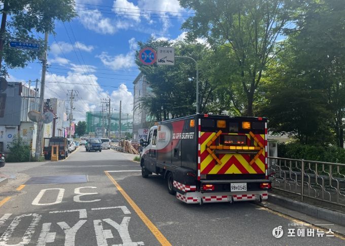 지표투과레이더(GPR)에 탐사 차량이 부천시 도로를 주행하며 지반침하 여부를 확인하고 있다.