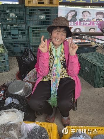 강진군 92세 윤순덕 어르신이 밝게 웃고 있다.