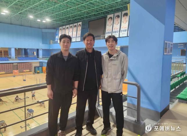 밀양시 배드민턴 전용 경기장에서 국가대표팀 코치 선발 기념 촬영을 하고 있다(왼쪽부터 밀양시청 배드민턴팀 정의석 코치, 손승모 감독, 손완호 선수)
