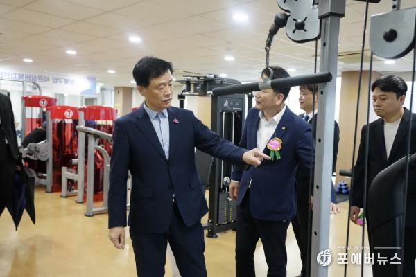 이승로 성북구청장이 헬스장을 둘러보며 어르신 맞춤형 운동과 안전을 당부하고 있다.