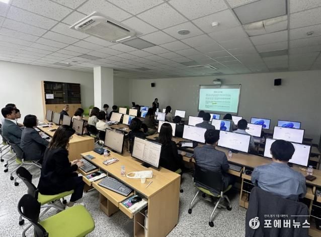 안산시 간부공무원들이 단원구청 전산교육장에서 챗GPT 실전 활용 교육을 받고 있다. 