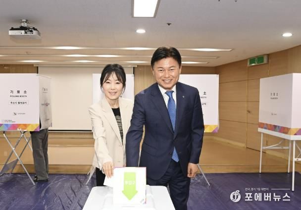조용익 시장과 부인 박희성 여사가 사전투표소(부천시 원미구 심곡2동 행정복지센터)에서 제21대 대통령선거 사전투표에 참여했다.